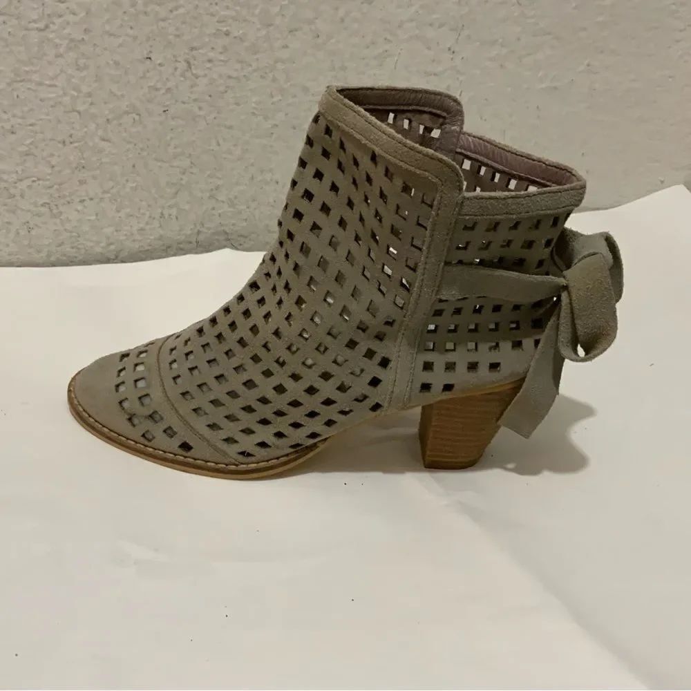 EUC Anthropologie Gray Faryl Robin Bow Tied Cut out Botties Boots 7 shoes heels